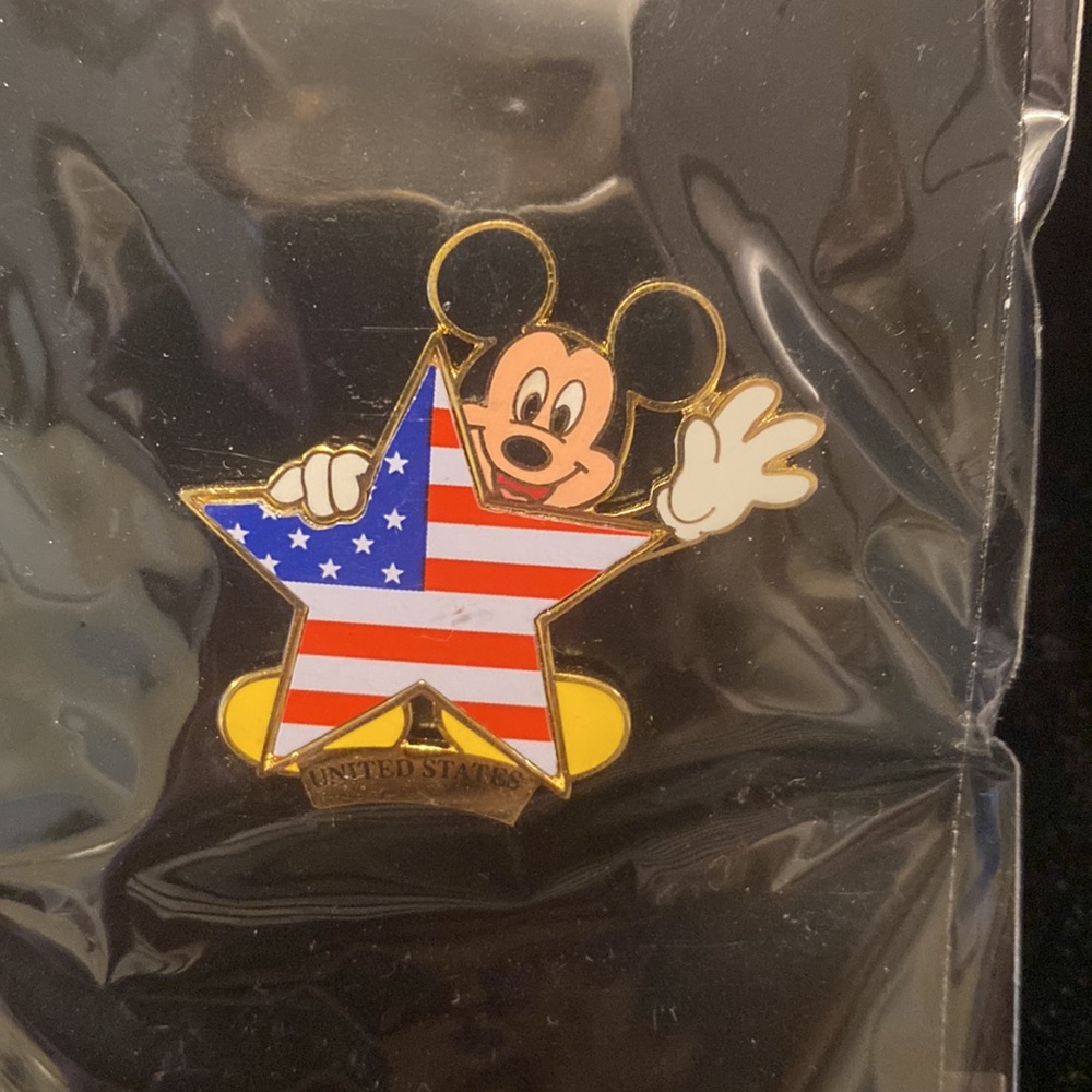 Vintage Disney store patriotic USA American flag Mickey pin - Picture 2 of 3